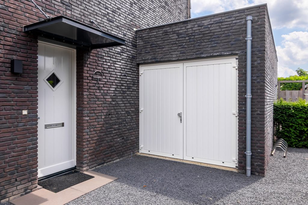 Witte openslaande garagedeur