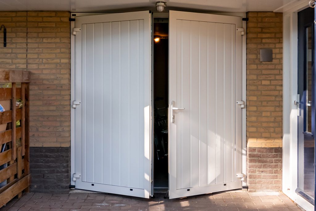 Witte openslaande garagedeuren
