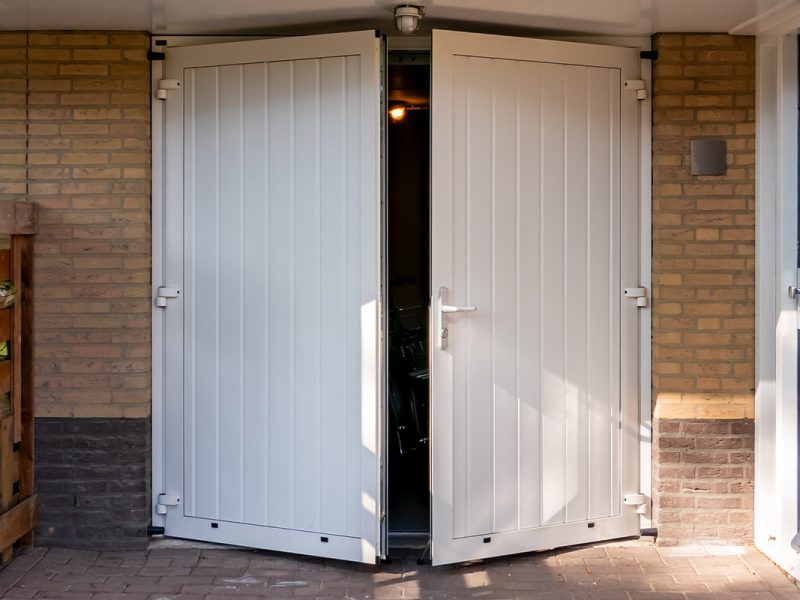 Witte openslaande garagedeuren