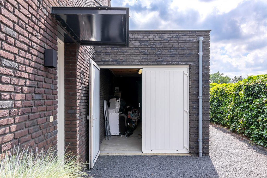 Witte openslaande garagedeuren