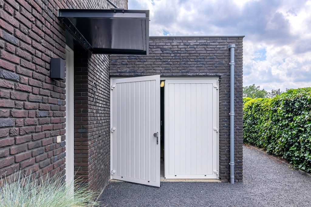 Witte openslaande garagedeuren