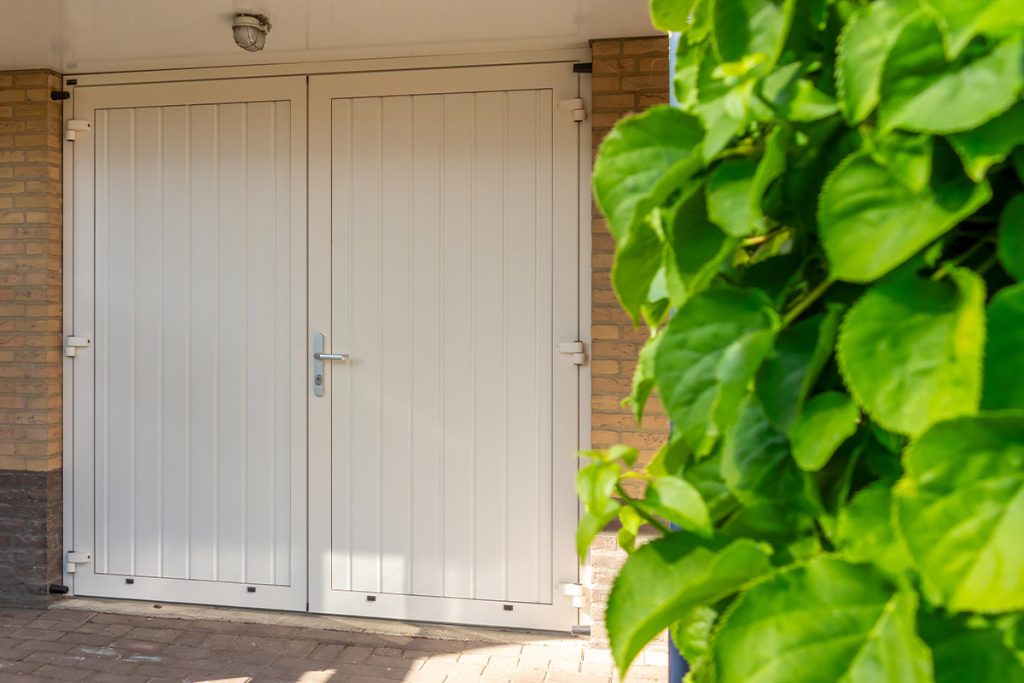 Witte openslaande garagedeuren Duiven