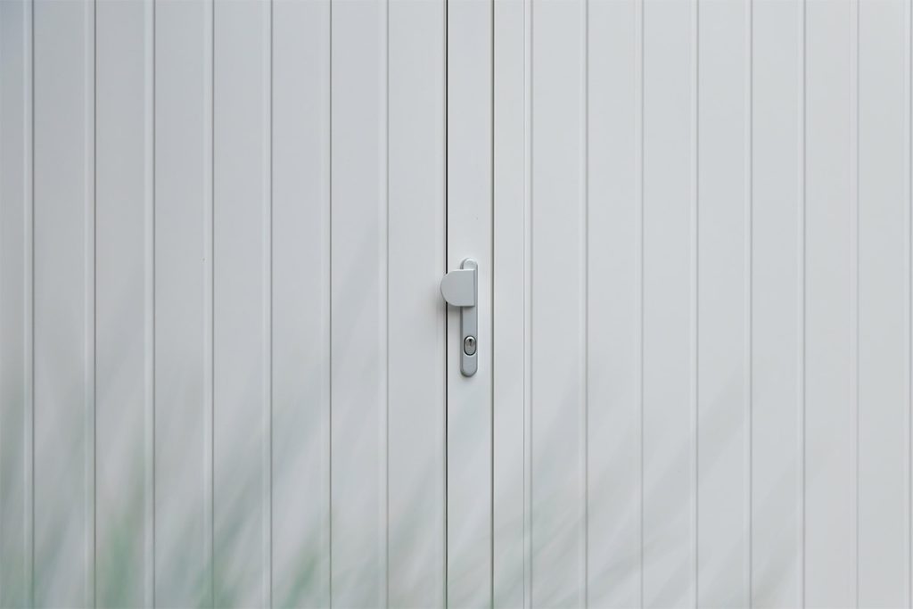 Witte openslaande garagedeuren