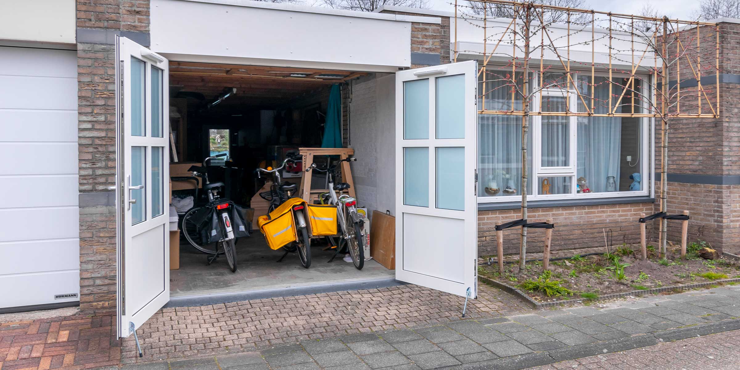 Witte openslaande garagedeuren met glas