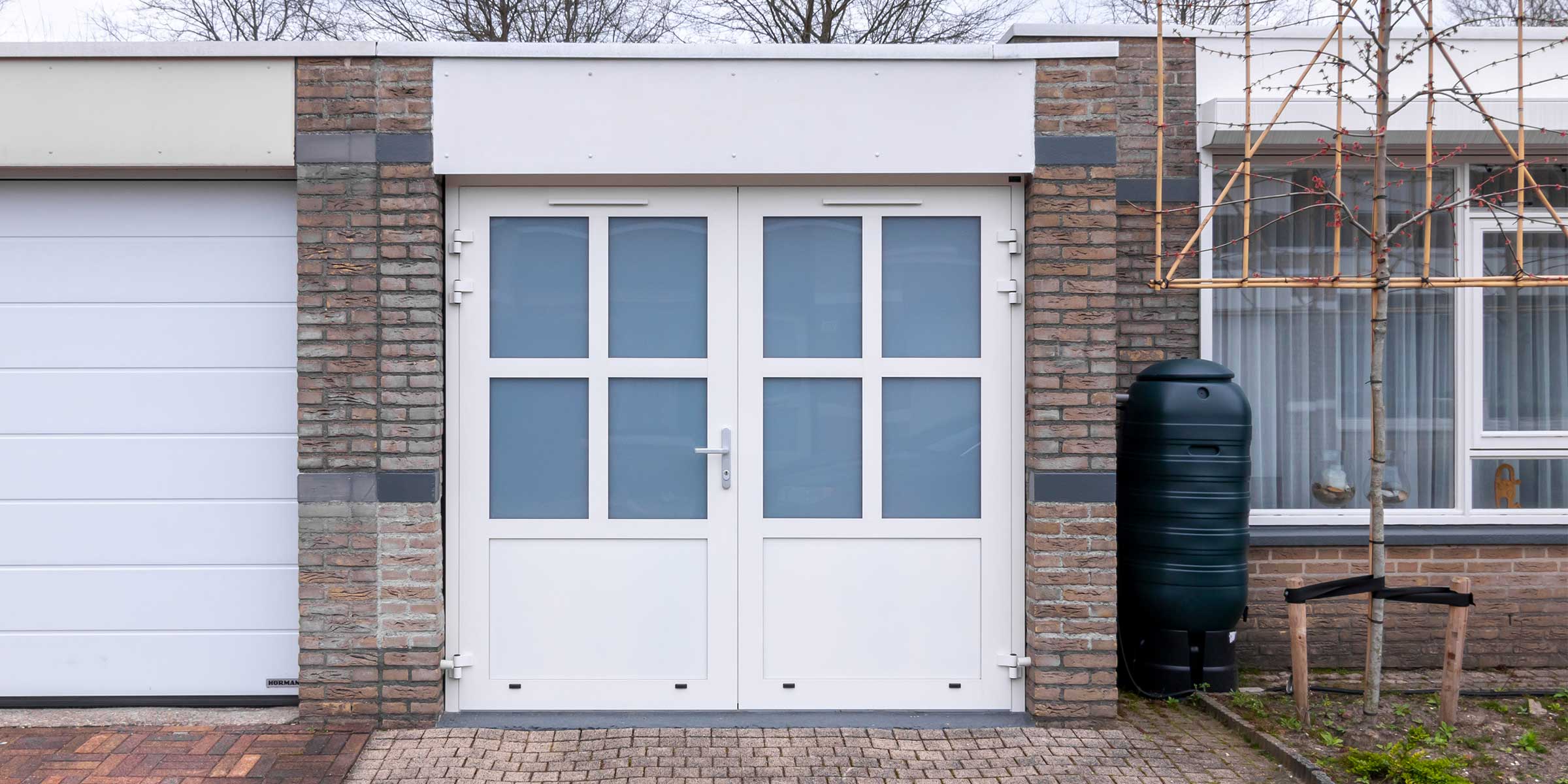 Witte openslaande garagedeuren met melkglas