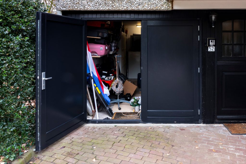 Zwarte houten openslaande garagedeuren