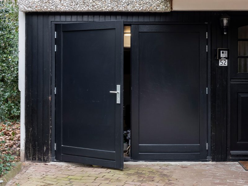 Zwarte houten openslaande garagedeuren