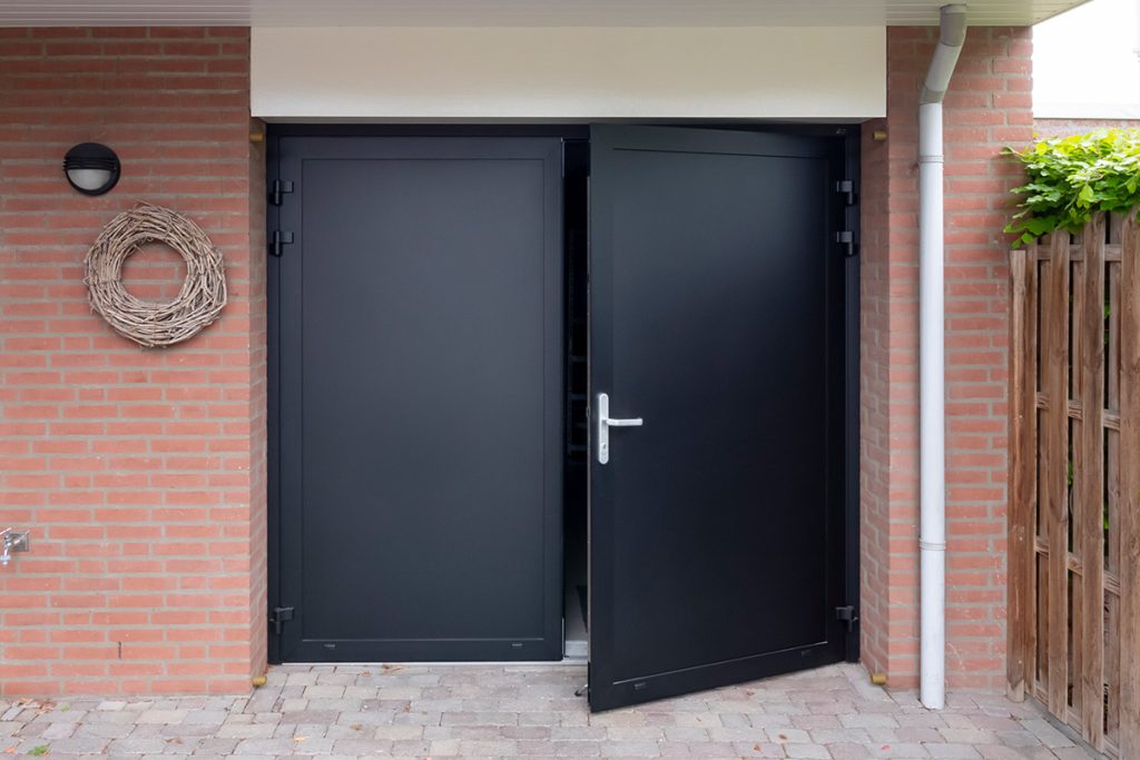 Zwarte openslaande garagedeur