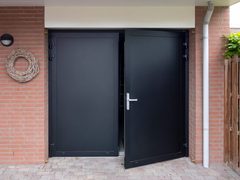 Zwarte openslaande garagedeur