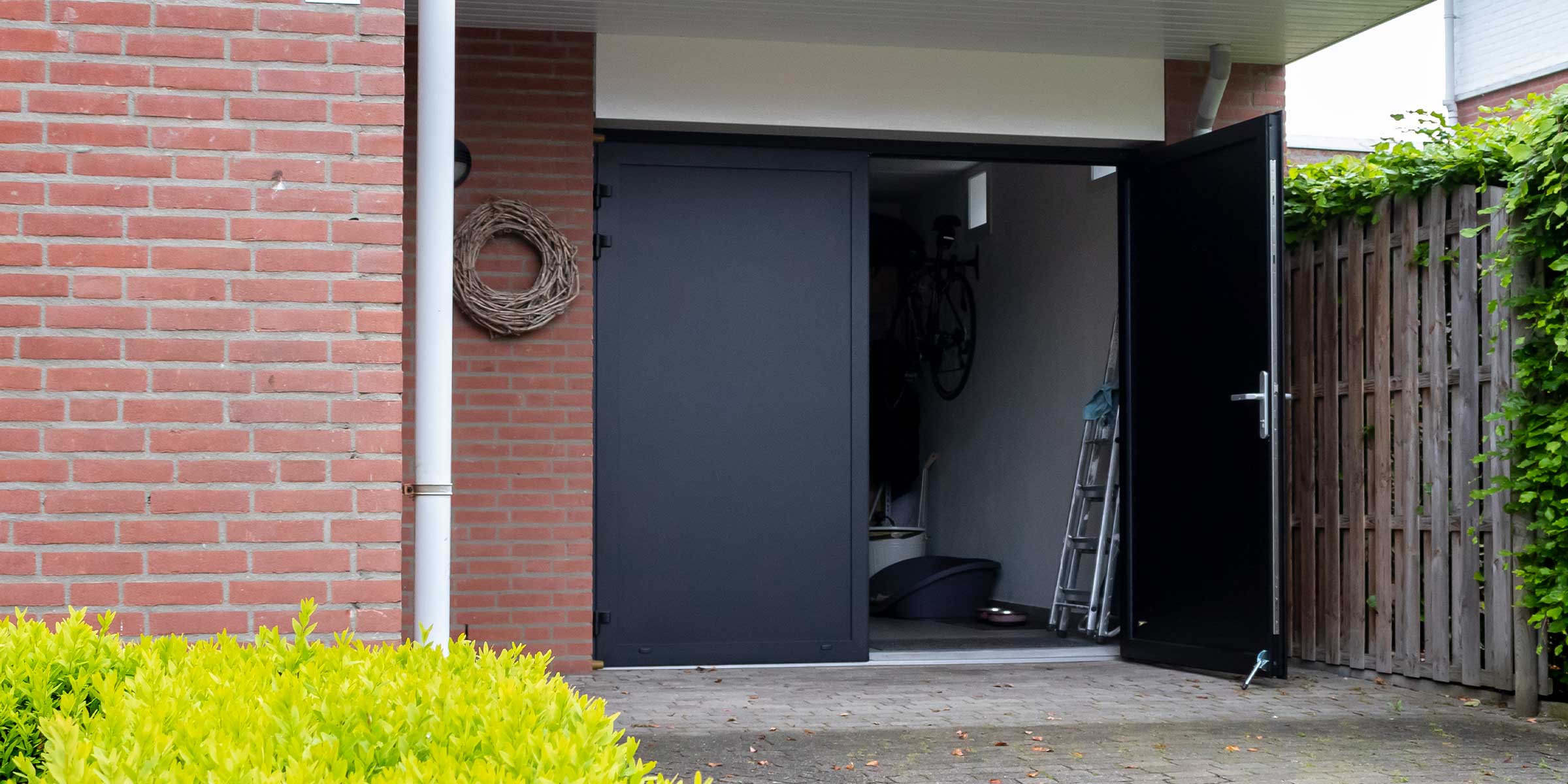 Zwarte openslaande garagedeur