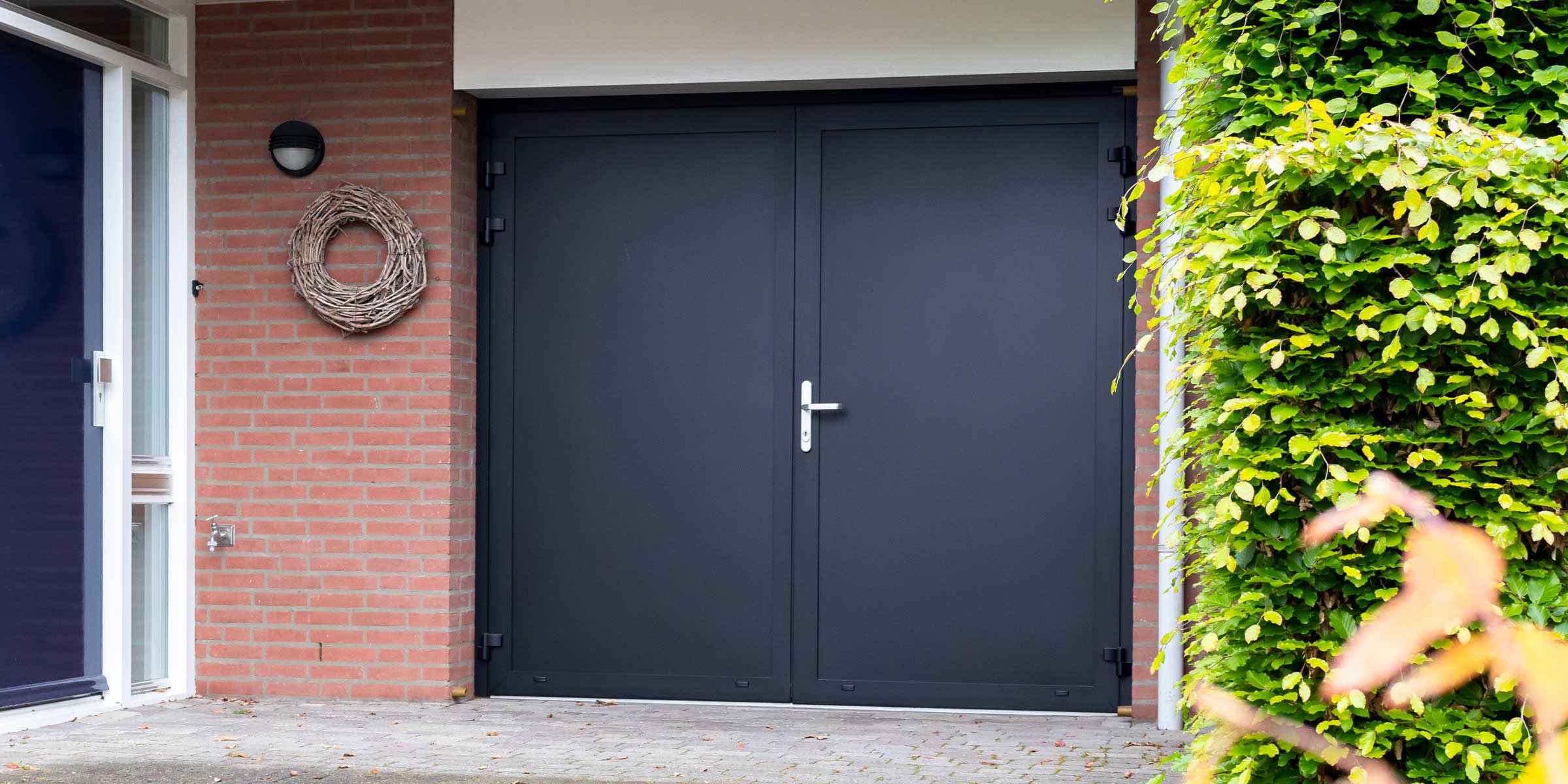 Zwarte openslaande garagedeur