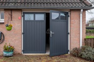 Antraciet garagedeur met raampjes