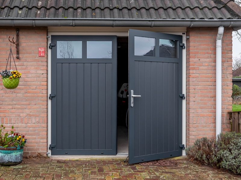 Antraciet garagedeur met raampjes
