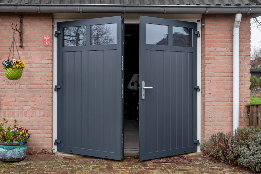 Antraciet garagedeur met raampjes