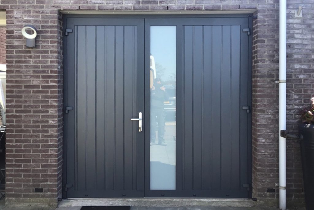 Asymmetrische openslaande garagedeur