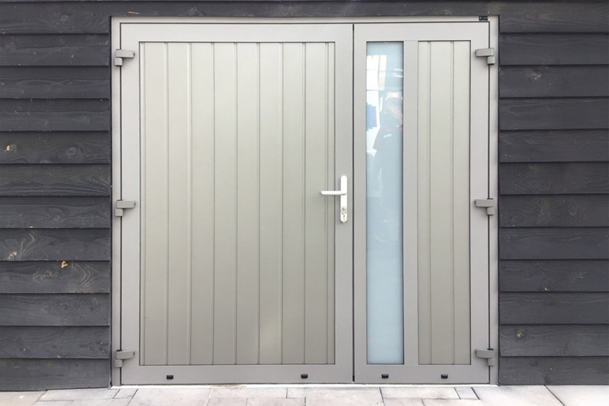 Garage met nieuwe openslaande deuren met smalle glasstrook voor meer licht en toegangsgemak