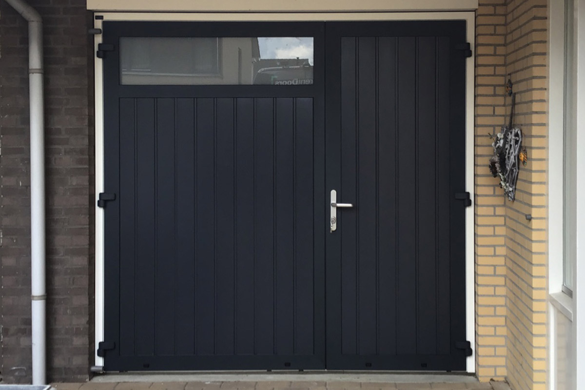 Vervangen van een vaste pui door zwarte openslaande garagedeuren