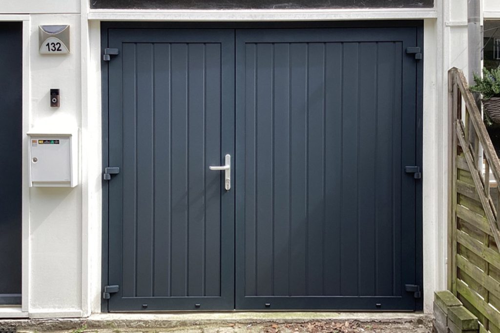 Asymmetrische openslaande garagedeur
