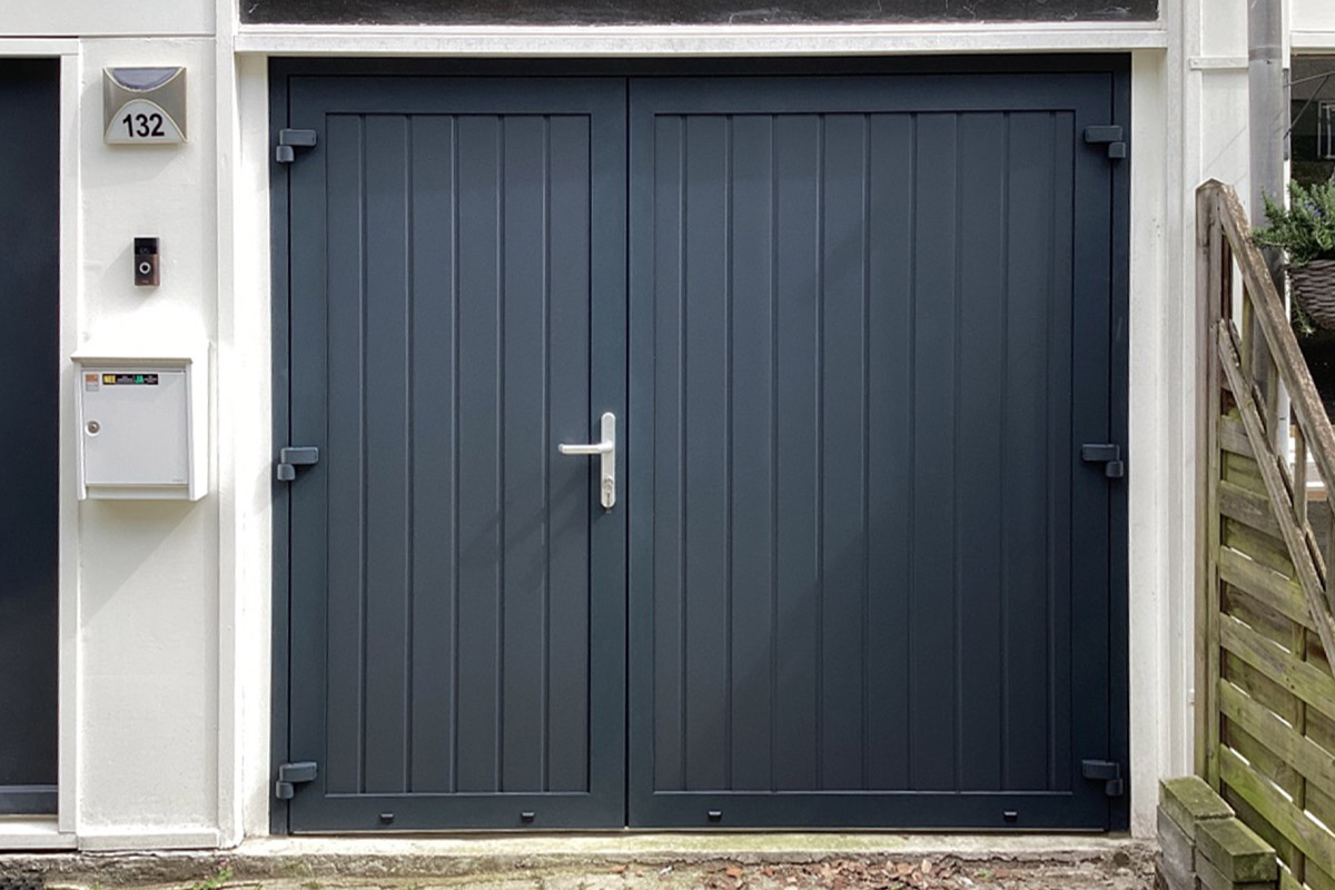 Moderne openslaande garagedeuren zonder glas als vervanging van een vaste pui met loopdeur