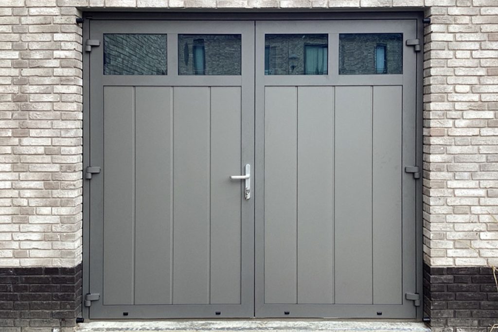 Moderne openslaande garagedeuren grijs