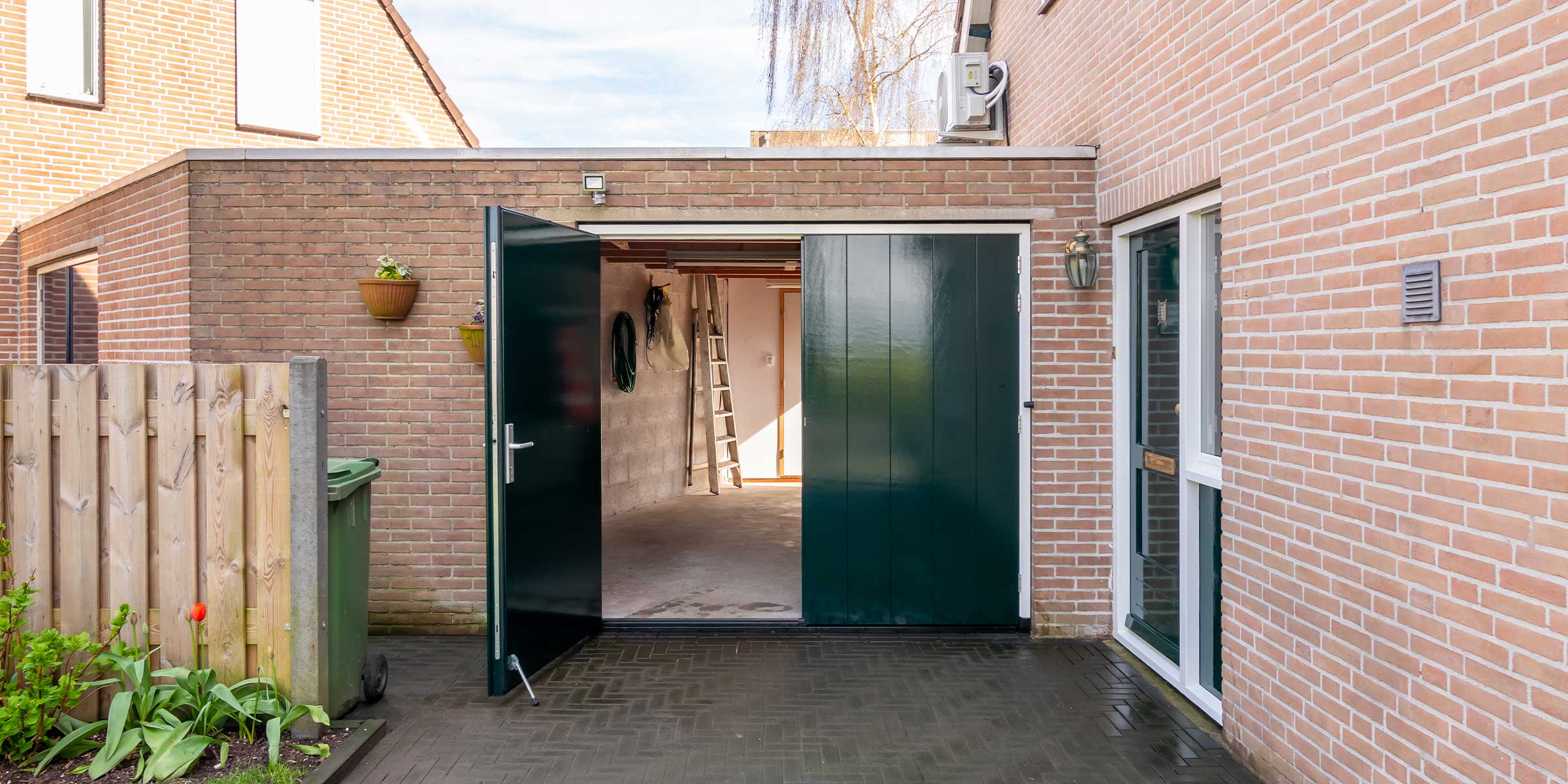 Houten garagedeur klassiek groen