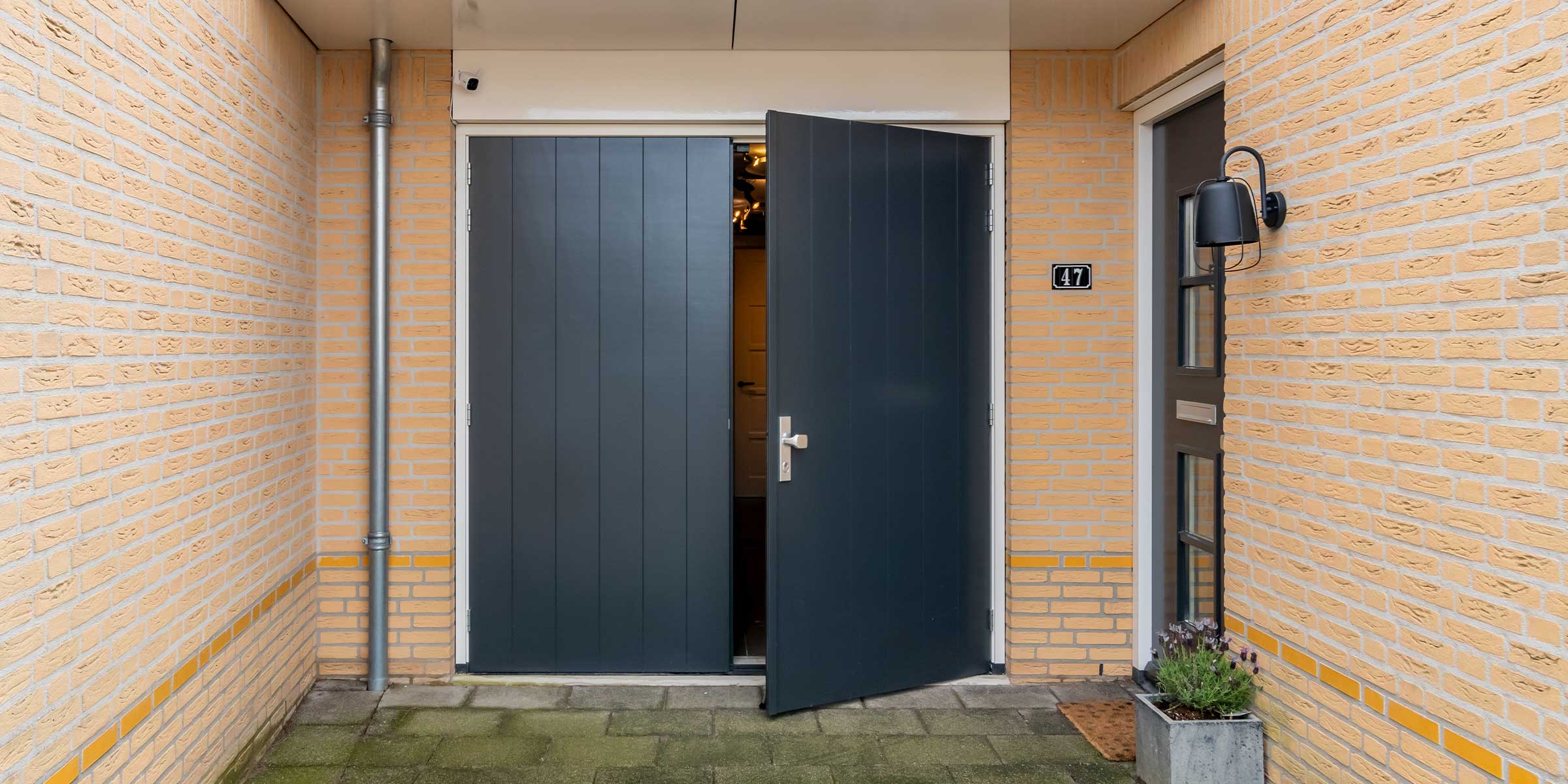 Houten garagedeur openslaand
