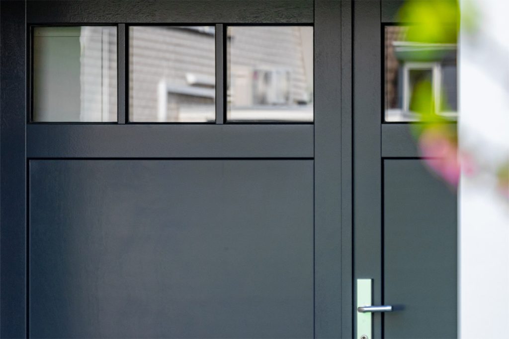 Raampjes bovenin houten openslaande garagedeuren