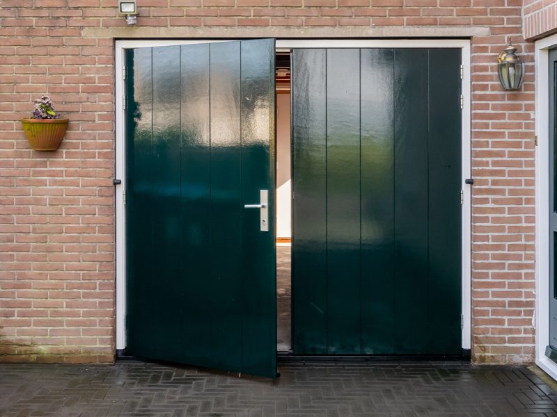 Houten openslaande garagedeur zwartgroen