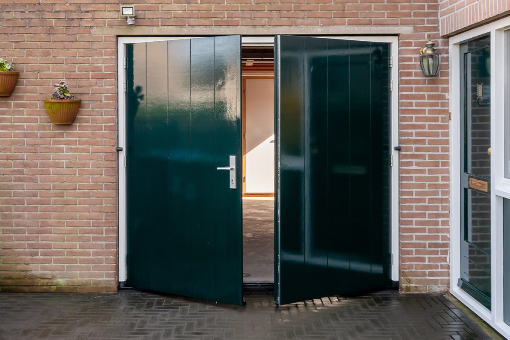 Houten openslaande garagedeur zwartgroen