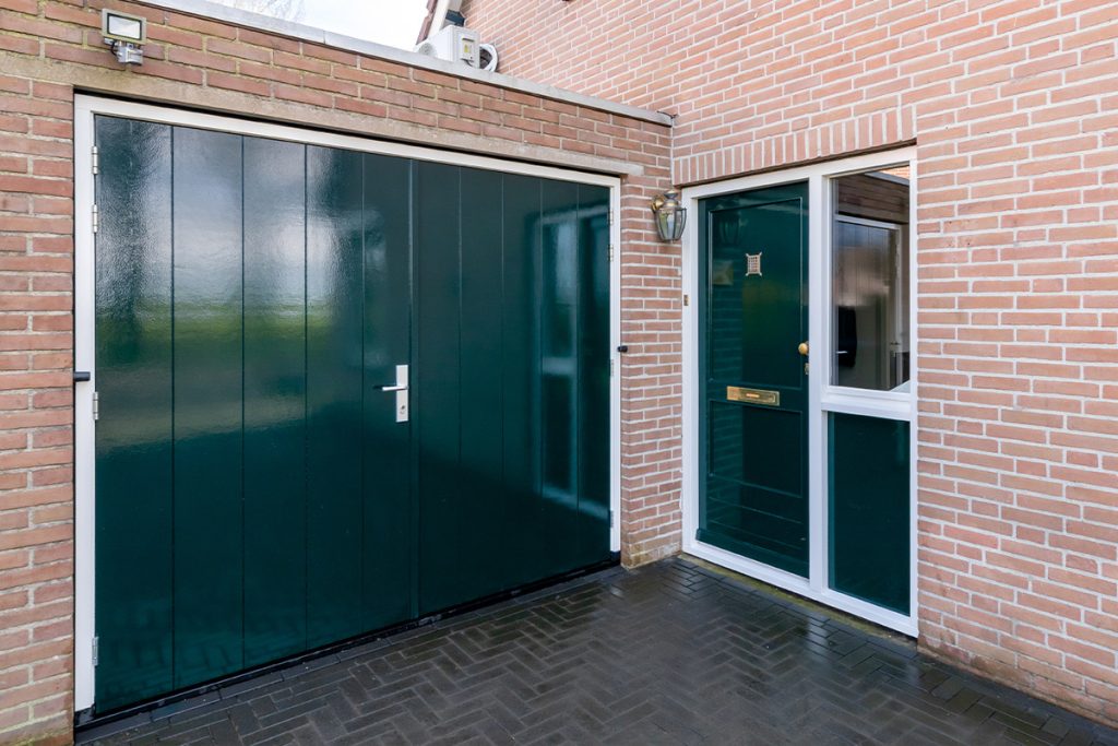 Houten openslaande garagedeur zwartgroen