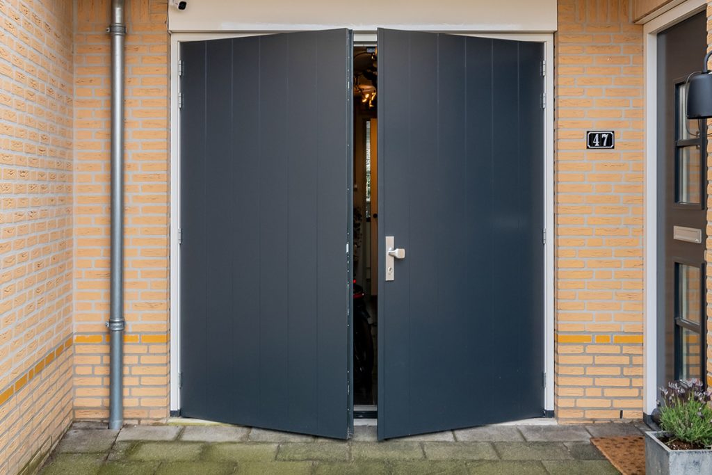 Houten openslaande garagedeuren antracietgrijs