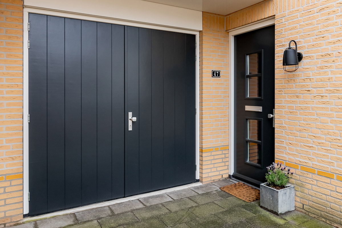 Houten openslaande garagedeuren antracietgrijs