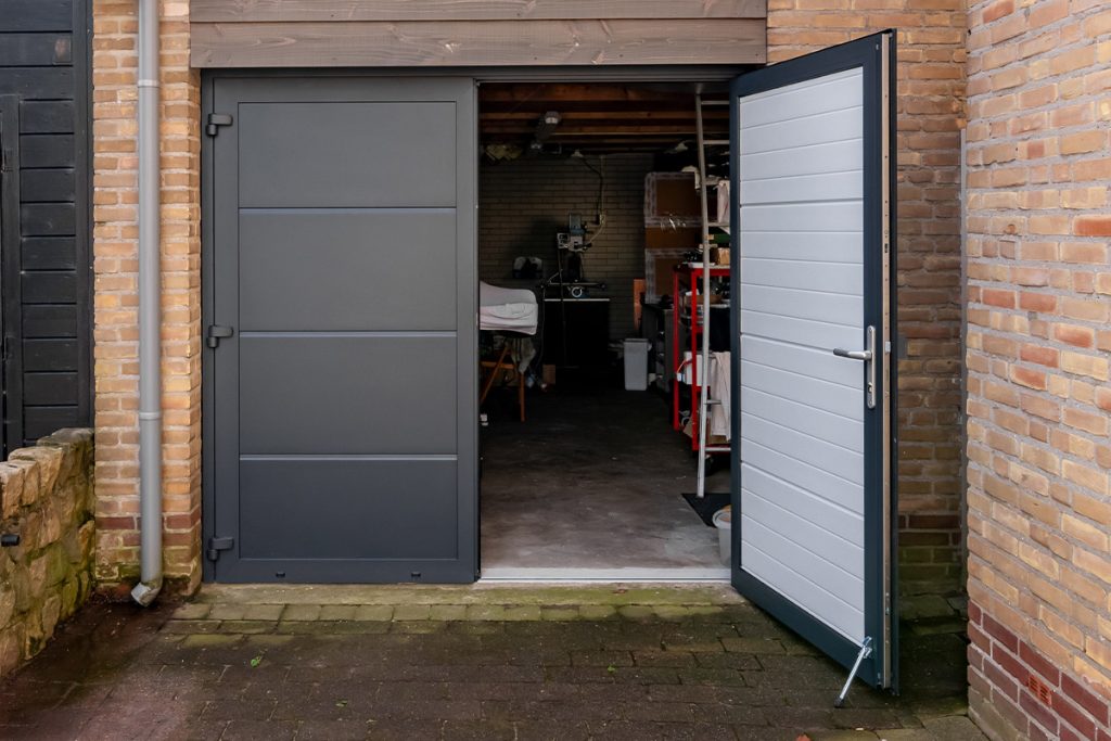 Moderne openslaande garagedeuren