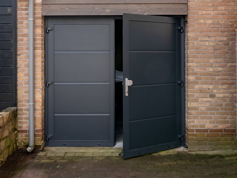 Moderne openslaande garagedeuren
