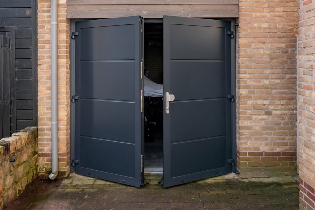 Moderne openslaande garagedeuren