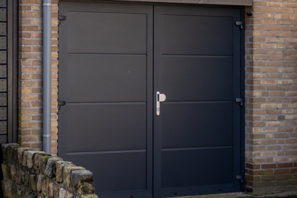 zwarte afwerking van de poedercoating onderhoudsvrije garagedeur
