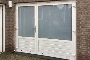 Asymmetrische openslaande garagedeur Vaste pui vervangen door maatwerk openslaande garagedeuren met glas