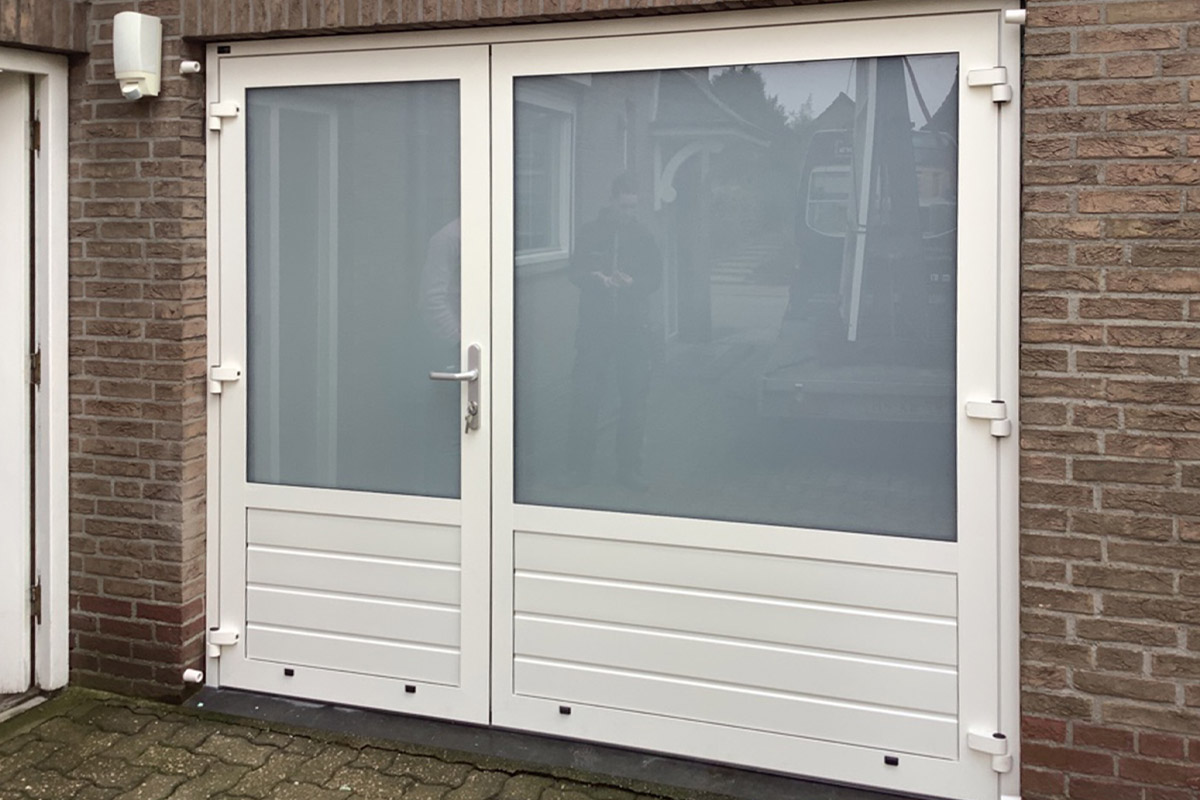 Vaste pui vervangen door maatwerk openslaande garagedeuren met glas