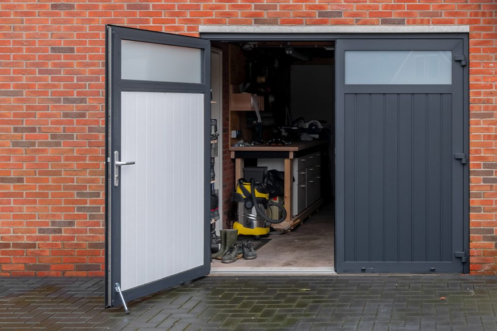 Openslaande garagedeur met glas