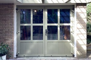 Openslaande garagedeur met glas