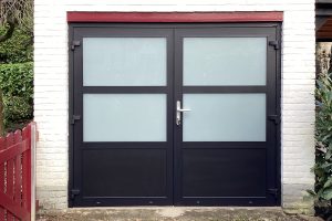 Openslaande garagedeur met glas