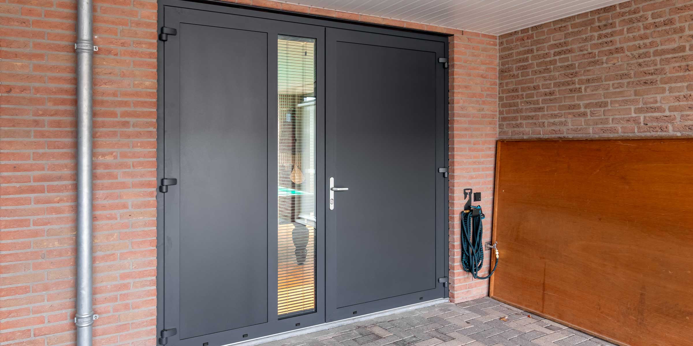 Openslaande garagedeuren RAL7021