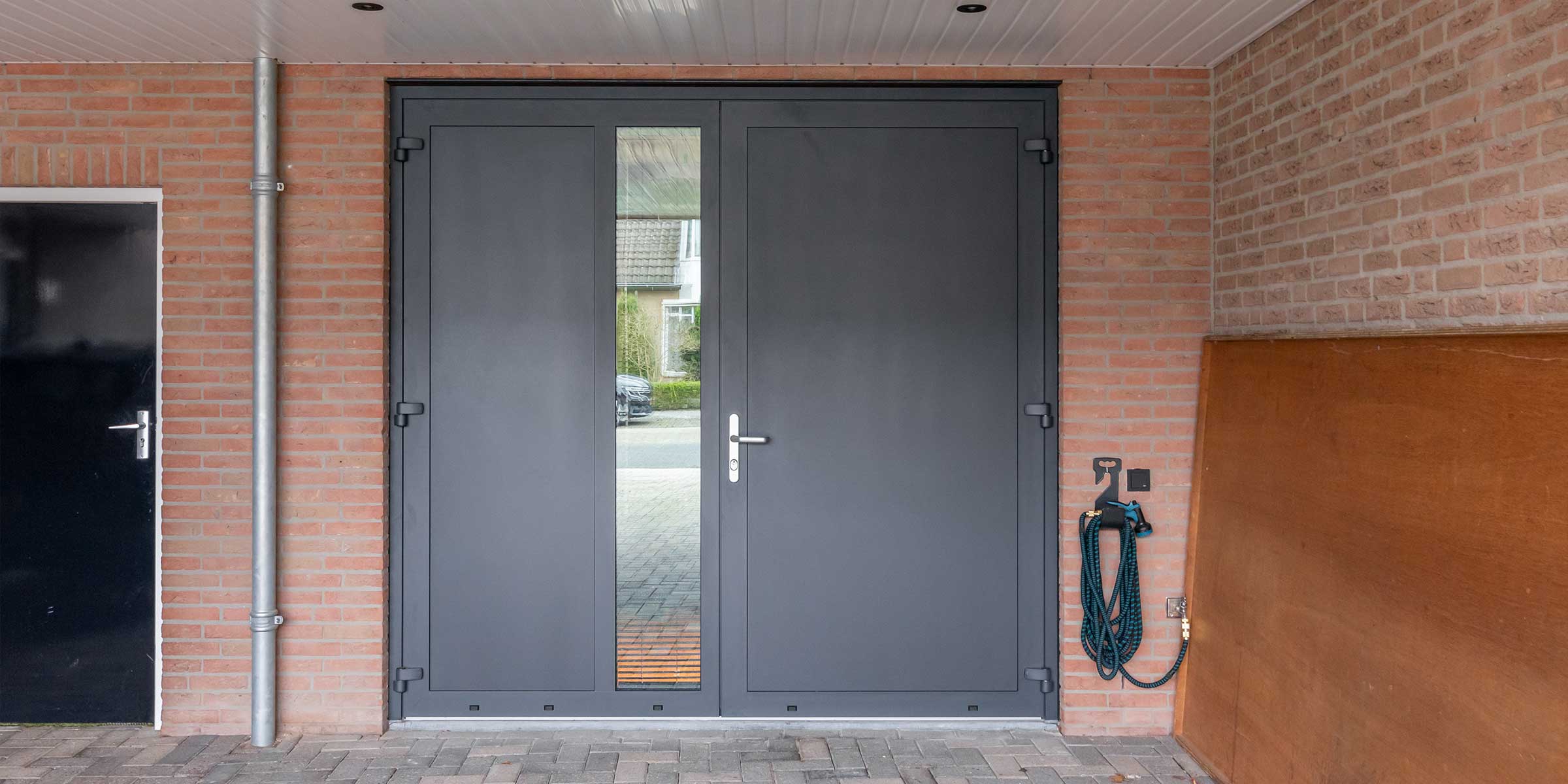 Openslaande garagedeuren zwartgrijs