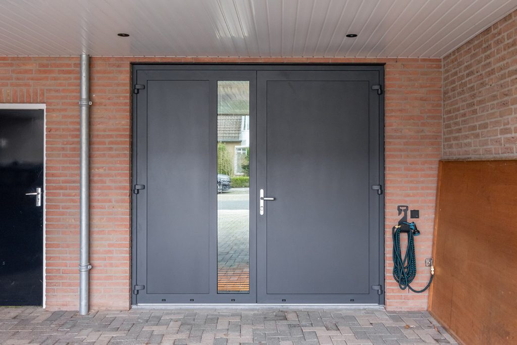 Openslaande garagedeuren zwartgrijs