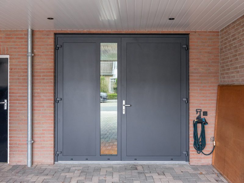 Openslaande garagedeuren zwartgrijs