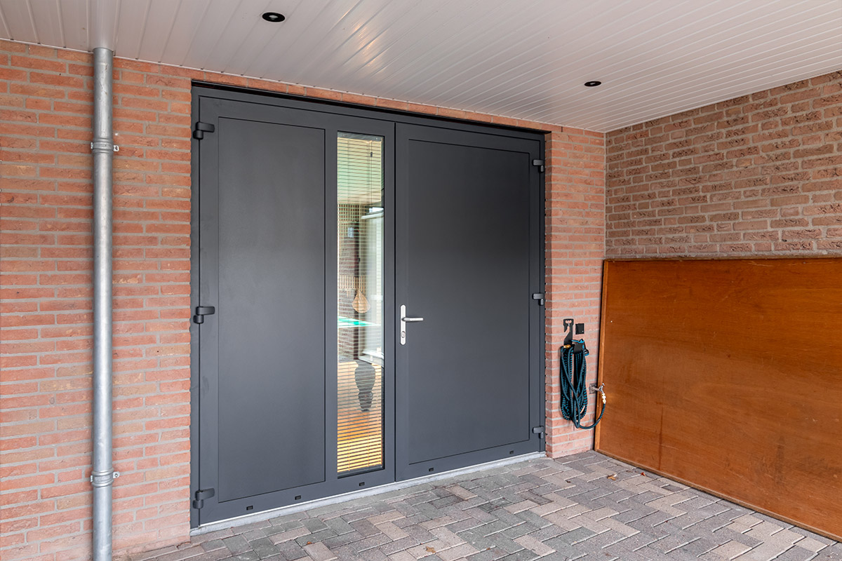 Openslaande garagedeuren zwartgrijs Openslaande garagedeuren zwartgrijs