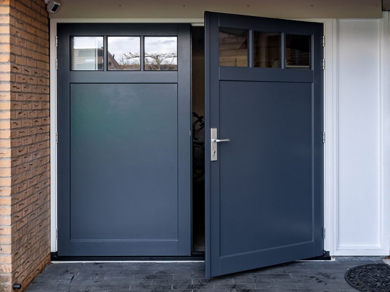 Raampjes bovenin houten openslaande garagedeuren