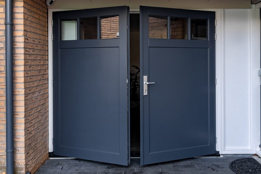 Raampjes bovenin houten openslaande garagedeuren