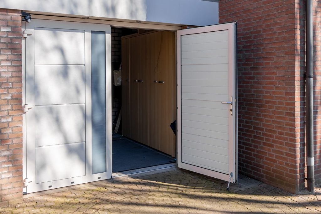 Verticaal glas in openslaande garagedeur