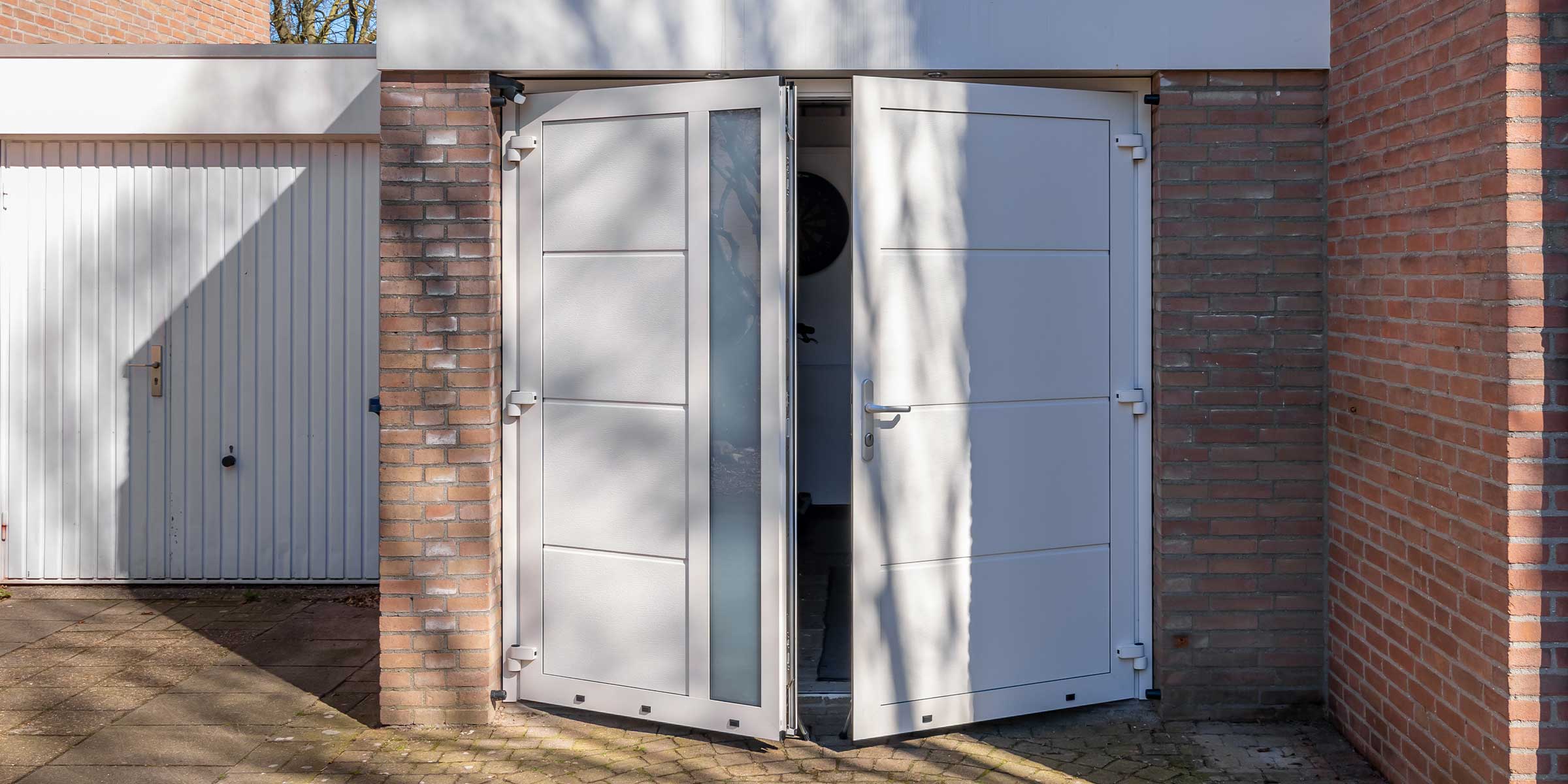 Verticaal glas in openslaande garagedeur